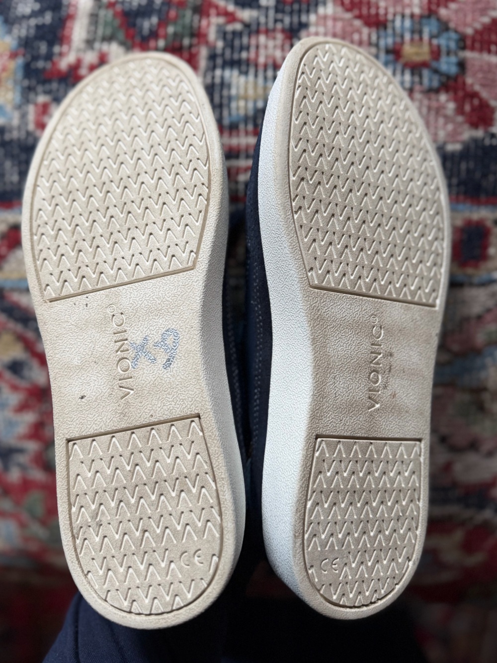• Vionic Sneakers • - Picture 6 of 6